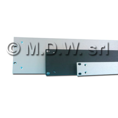 Frontale 1U 4mm in alluminio spazzolato nei bordi ed in piano dotato...