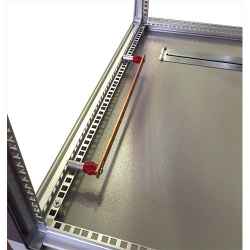 Barre di messa a terra per armadi rack, in rame con 7 fori filettati M6 a passo 25 mm sezione 20X5 mm